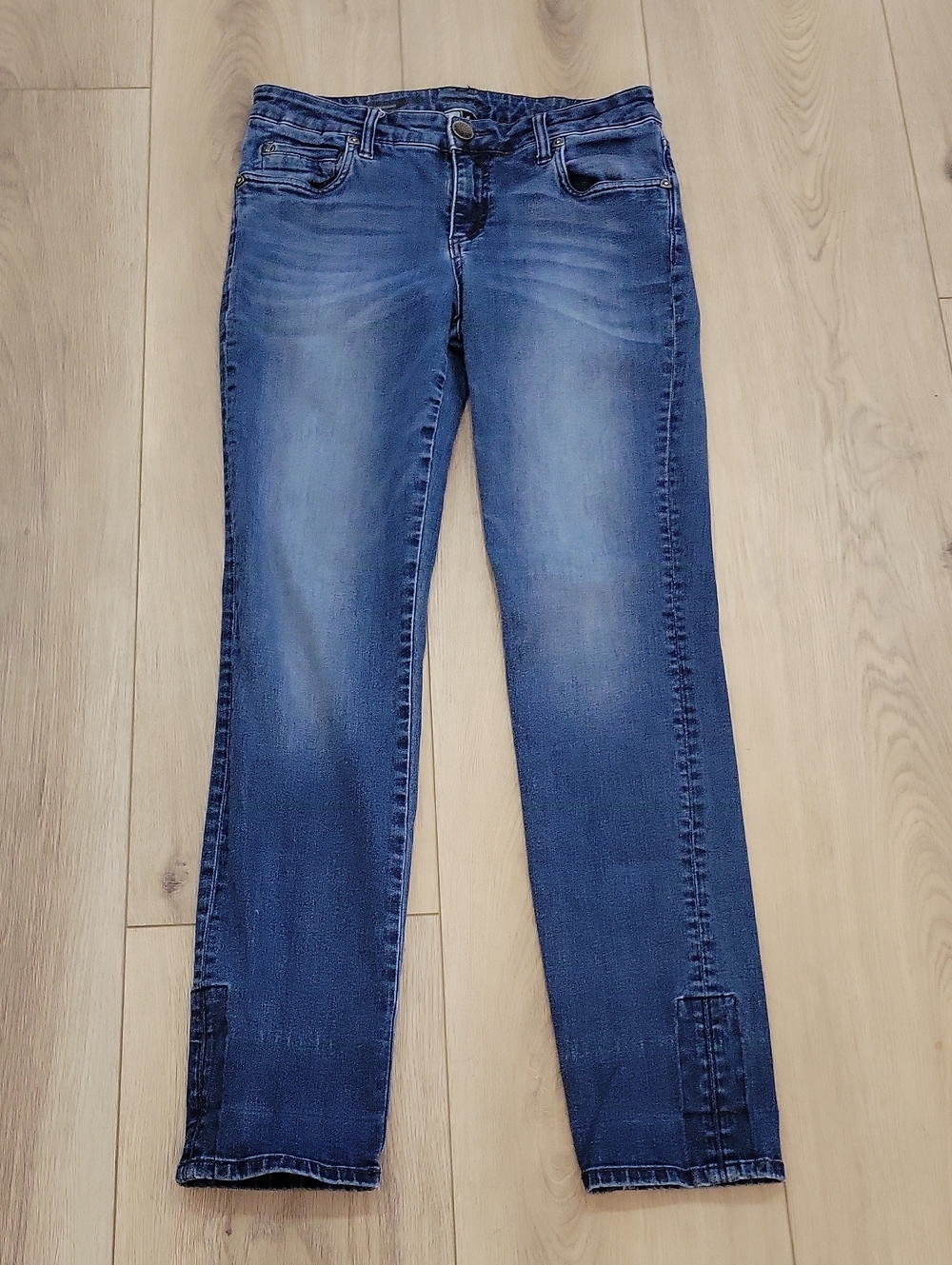 Kut from the Kloth Women's Straight Leg Jeans in Faded Blue